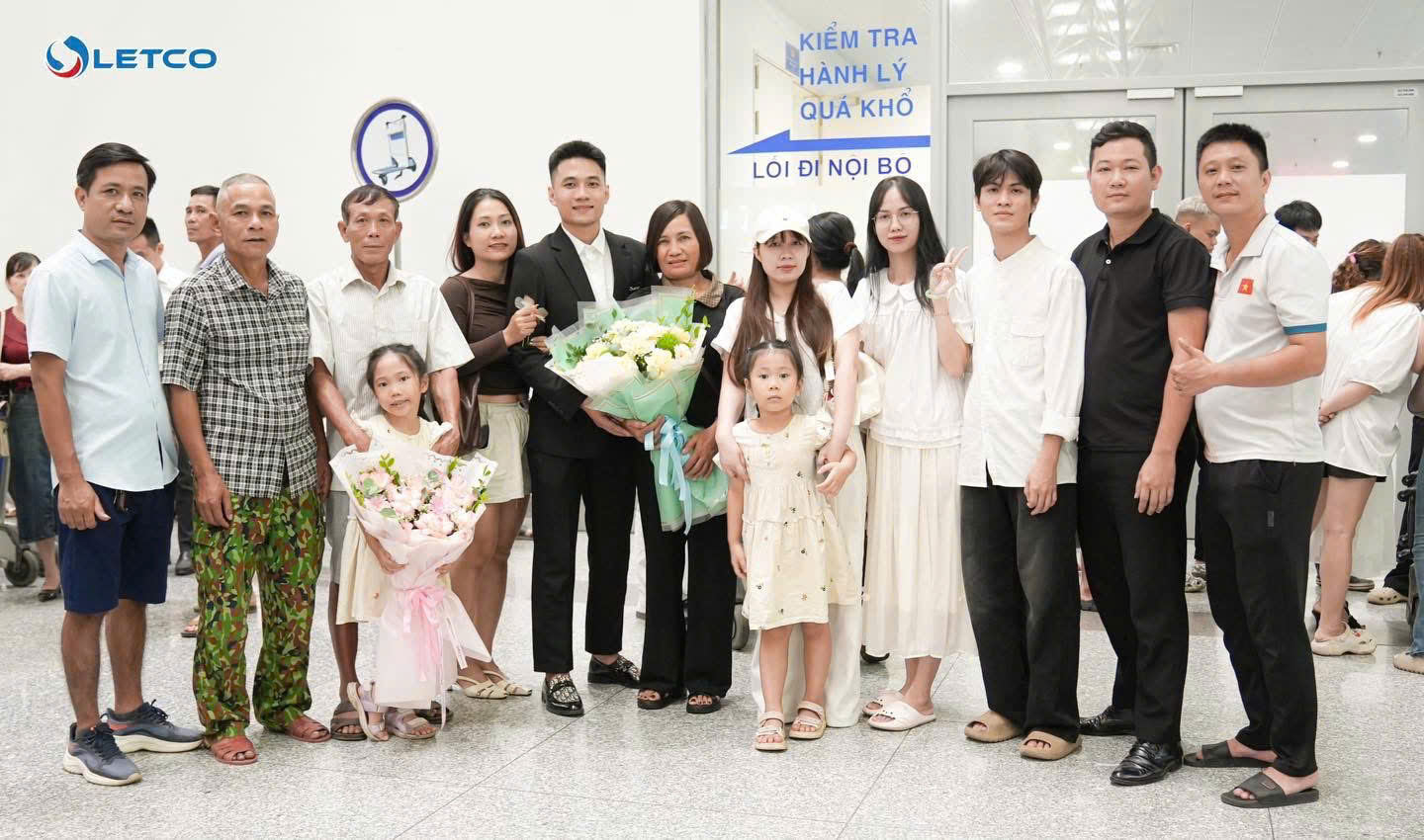 Gia đình tiễn học viên trước giờ xuất cảnh