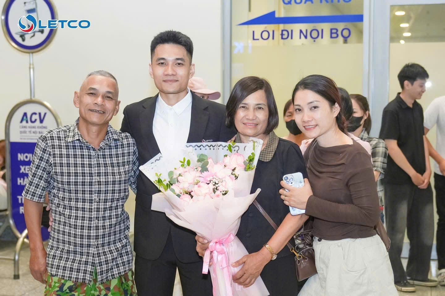 Khoảnh khắc cùng gia đình tại sân bay