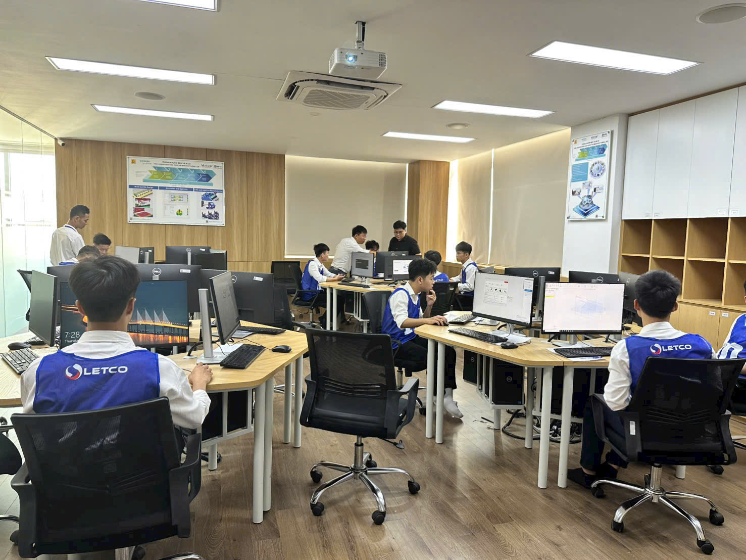 Học viên thực hành kỹ thuật trên máy tính